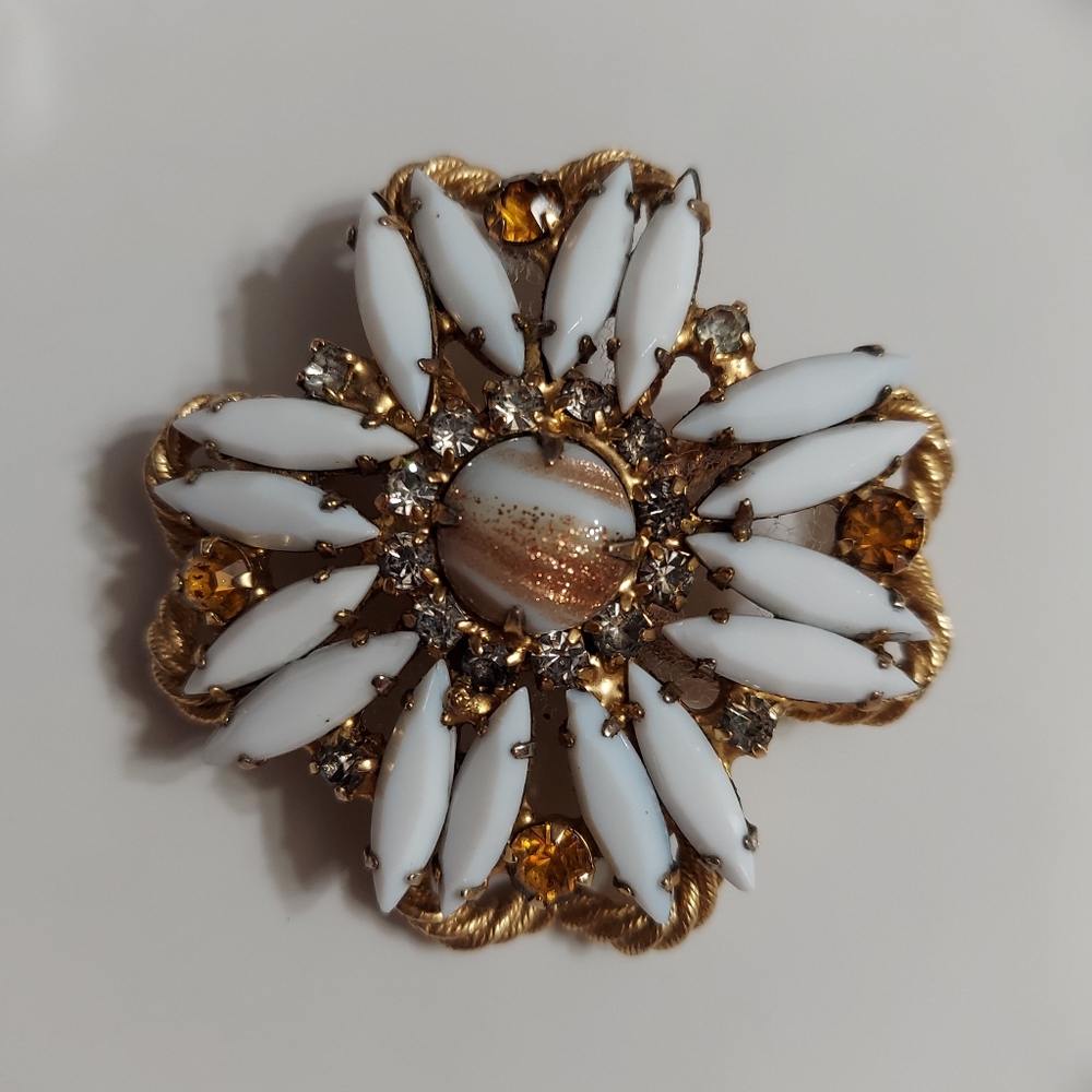 Vintage Textured Gold Tone/White Marquee, Faceted Cut Crystal Stone Brooch/Pin - Picture 2 of 4